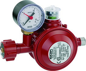 Der rote Druckregler 05 150 00 hat ein Manometer integriert. Somit kann der Betreiber eine Dichtheitsprüfung an der Flüssiggas-Flaschenanlage durchführen.