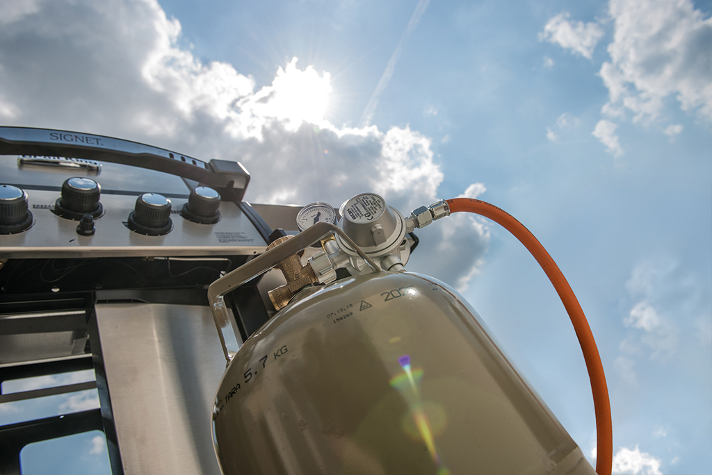 During intensive UV radiation, components of an LPG system such as pressure regulators or hose assemblies wear faster. Despite the specified manufacturer's recommendations, service life or replacement periods, the operator of the system must always keep a watchful eye on it.