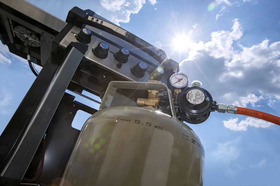 Steht die Gasflasche direkt in der Sonne bzw. im sich aufheizenden Unterschrank des Gasgrills, beschleicht den einen oder anderen ein mulmiges Gefühl. Muss es aber grundsätzlich nicht!