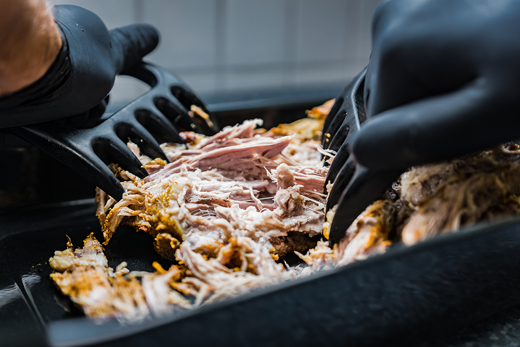 You get the best results with pulled pork when the gas barbecue is kept at a constant temperature of between 110 and 120 degrees Celsius. The adjustment is sure to work with a control valve from GOK.