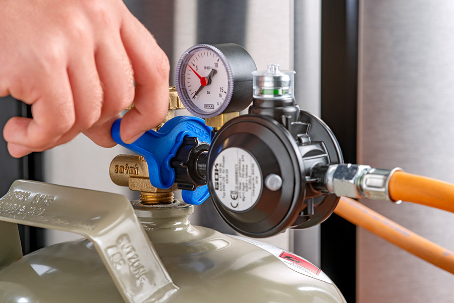 If you want to be really safe, check the connections regularly, for example, at the pressure reducer and gas hose, or pressure reducer and gas cylinder.This protects you from even minimal leaks.